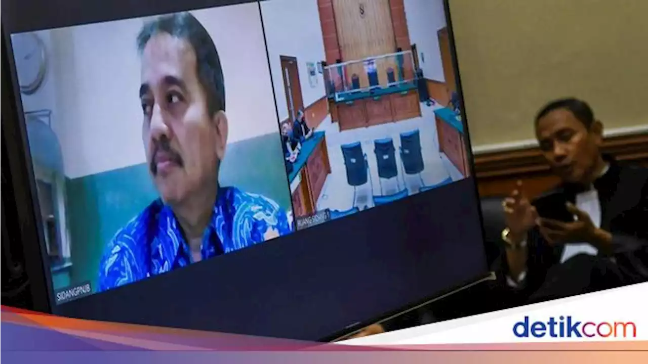 Ekspresi Roy Suryo Saat Divonis 9 Bulan Penjara