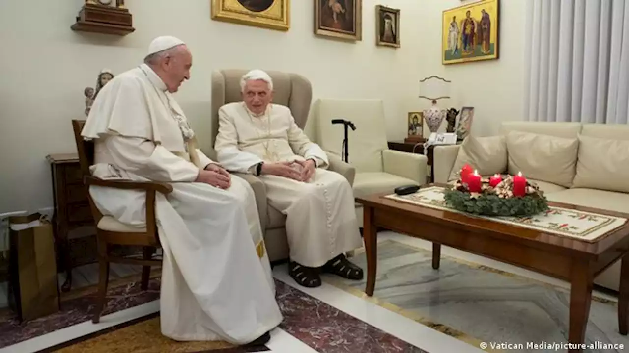 El Papa pide orar por Benedicto XVI: 'Está muy enfermo'