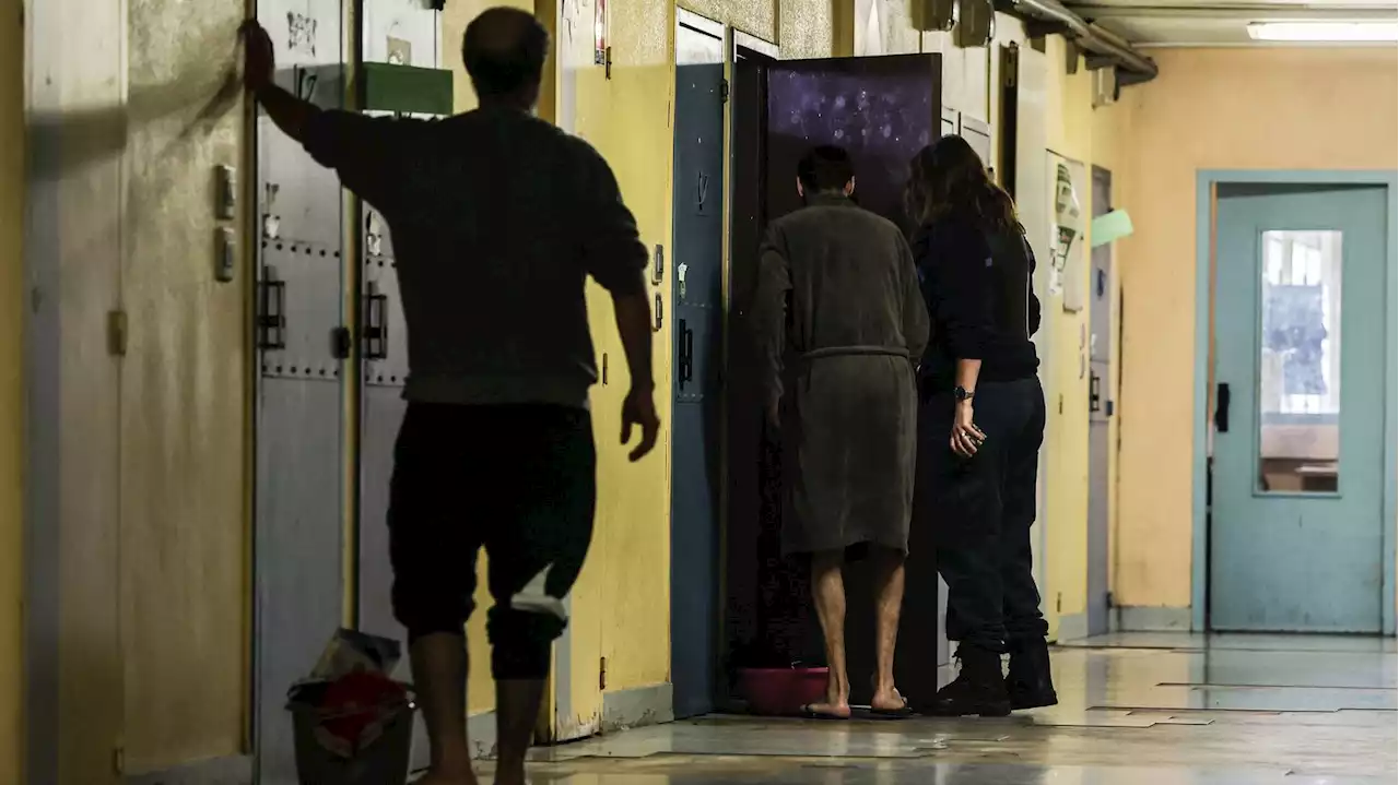 Prisons : le nombre de détenus en France atteint un nouveau record en décembre, avec 72 836 personnes derrière les barreaux