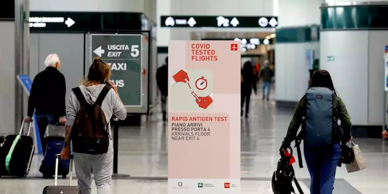 La Regione Lombardia ha raccomandato a tutte le persone che arrivano all'aeroporto di Malpensa dalla Cina di sottoporsi a un tampone per il coronavirus - Il Post