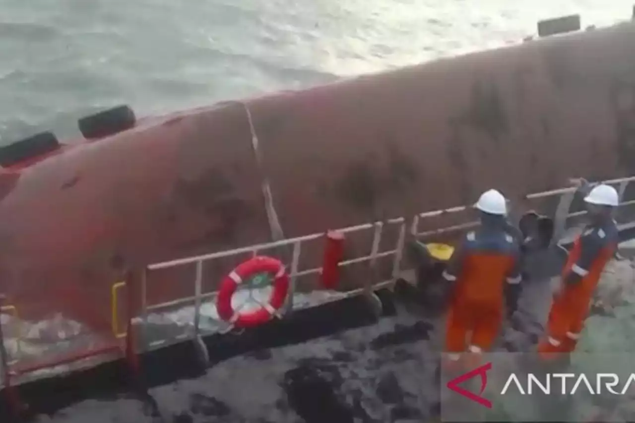 Kapal Crane Batu Bara Tenggelam di Laut Banyuasin Sumsel