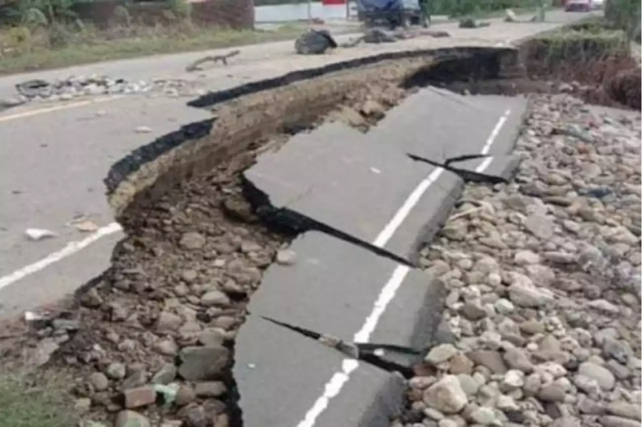 Gelombang Pasang di Majene Merusak Jalan Trans Sulawesi