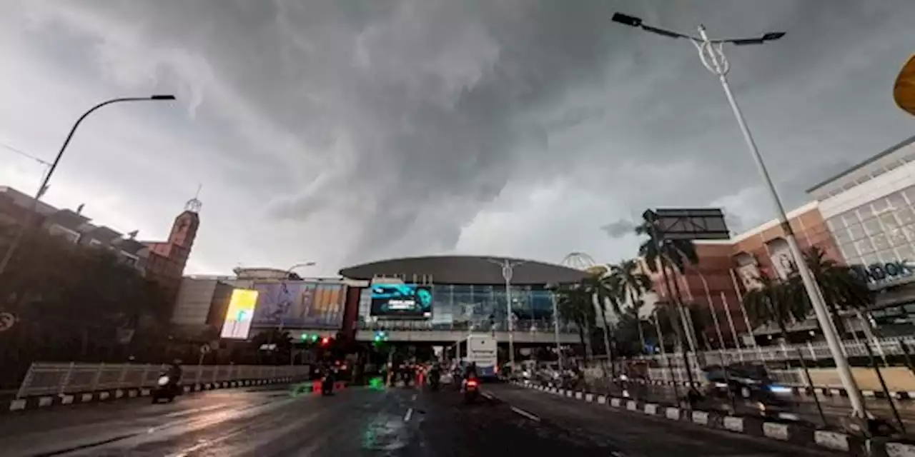 Prediksi Hujan Lebat Akhir Tahun, BMKG Ingatkan Waspada Banjir hingga Longsor | merdeka.com