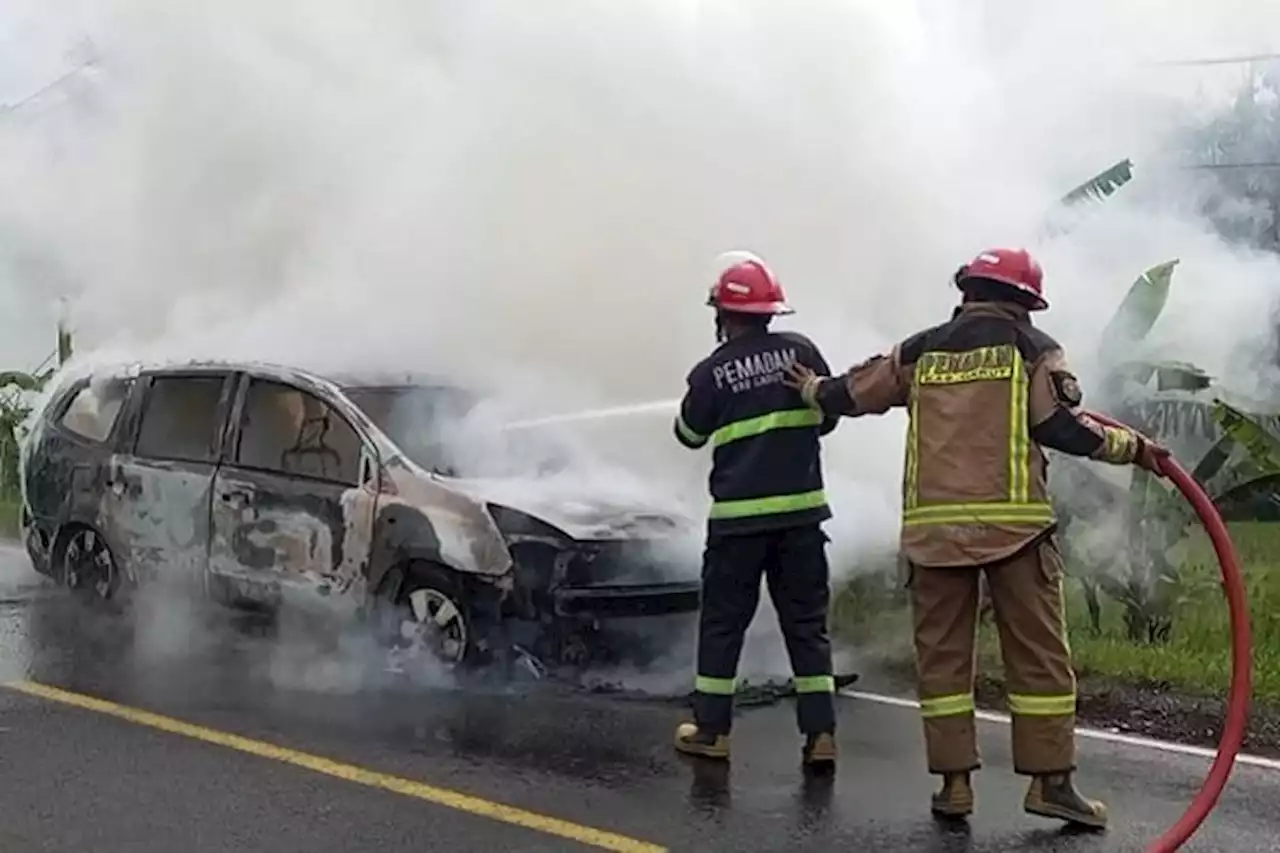 Minibus Hangus Terbakar di Jalur Nasional Tasikmalaya-Bandung - Pikiran-Rakyat.com