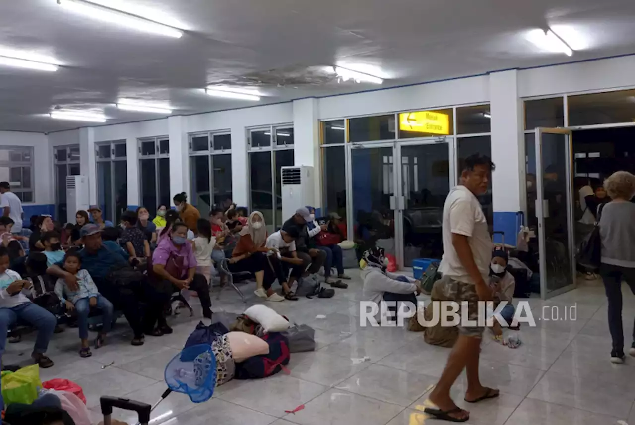 Ratusan Wisatawan Terjebak Cuaca Buruk di Karimunjawa Berhasil Dievakuasi |Republika Online