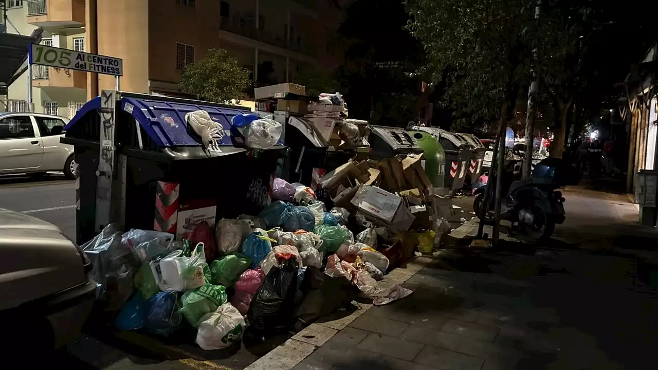 Rifiuti, durante la festività in campo 3800 operatori ma Roma resta sporca