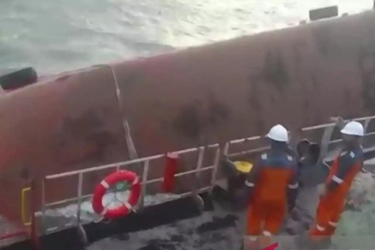 Diempas Badai, Kapal Crane Batu Bara Tenggelam di Laut Banyuasin