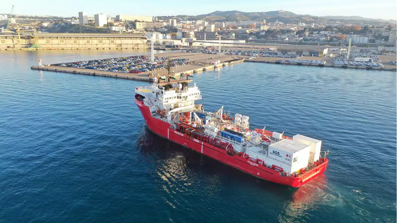 Aus überfülltem Schlauchboot gerettet: „Ocean Viking“ darf mit 113 Flüchtlingen an Bord in Ravenna anlegen