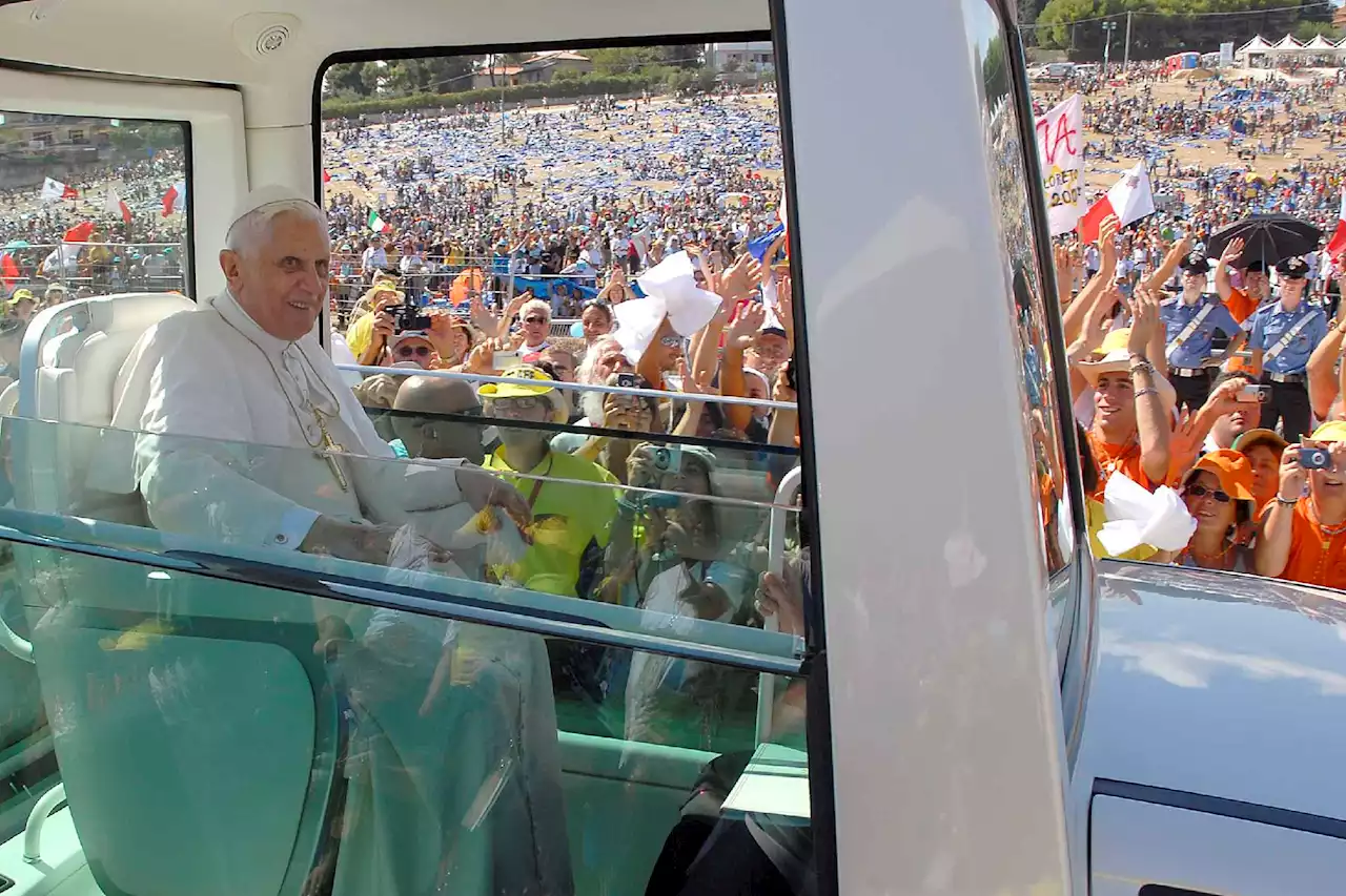 Ratzinger, la malattia di Benedetto XVI preoccupa il mondo