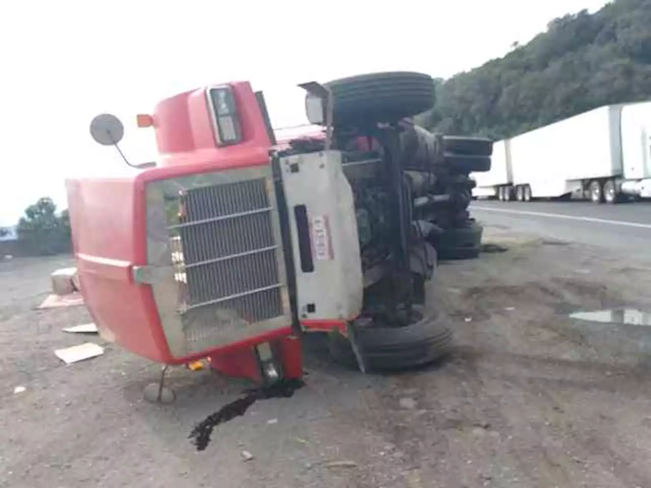 Volcó camión en Cumbres de Maltrata y aprovecharon para robar cargamento