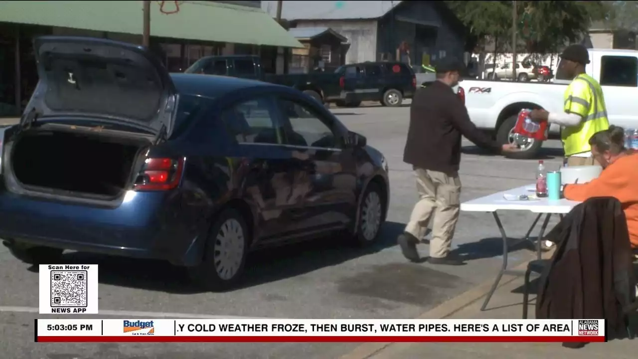 Bottled Water Given Away to Notasulga Residents with No Water Service - Alabama News