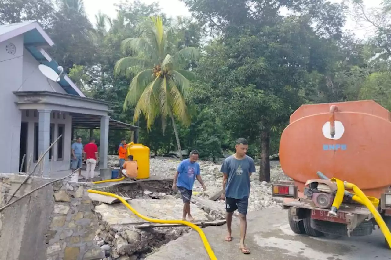 BPBD Kabupaten Kupang distribusi air bersih bagi korban bencana banjir