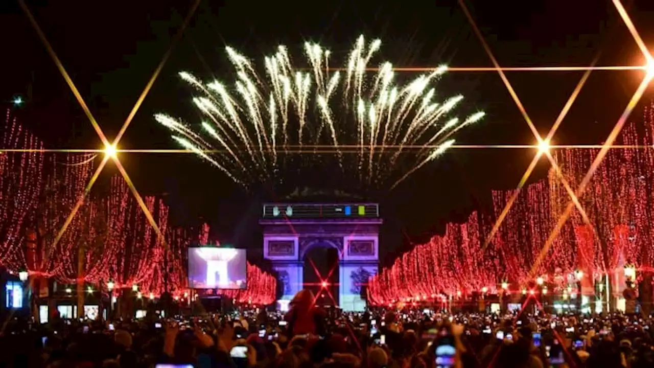 Nouvel An: derniers préparatifs sur les Champs-Élysées avant le feu d'artifice