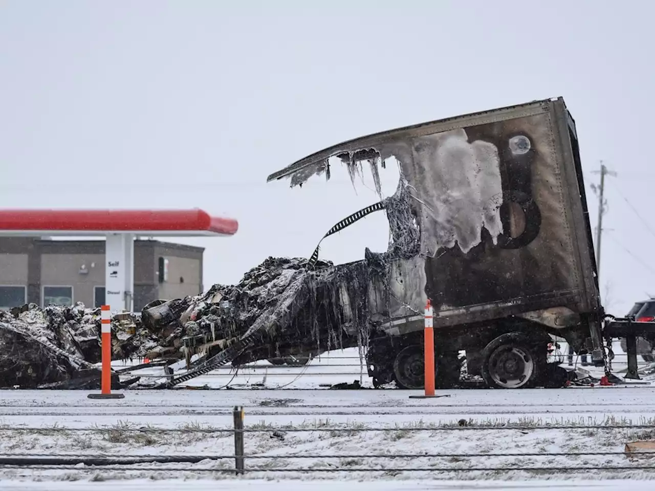 One Highway 2 lane reopens after deadly crash near Airdrie involving more than a dozen vehicles