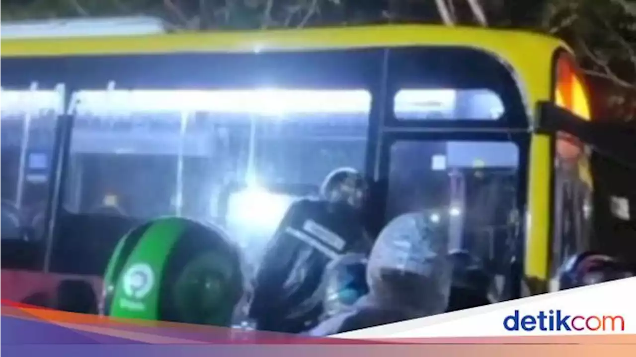 Teman Bus Makassar Tabrakan di Takalar, Sopir Diduga Meninggal saat Mengemudi