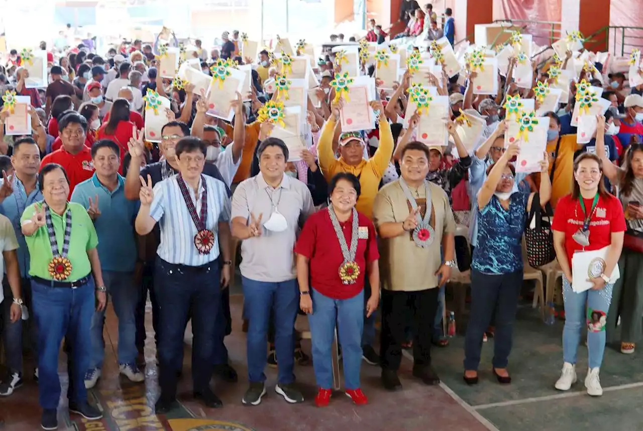 563 farmers in Pangasinan get land titles from DAR