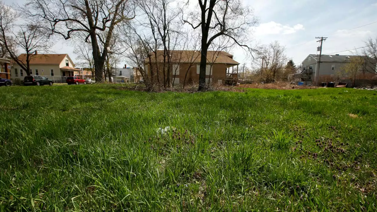 City of Chicago to sell off 2,000 vacant lots on South and West sides for fraction of value