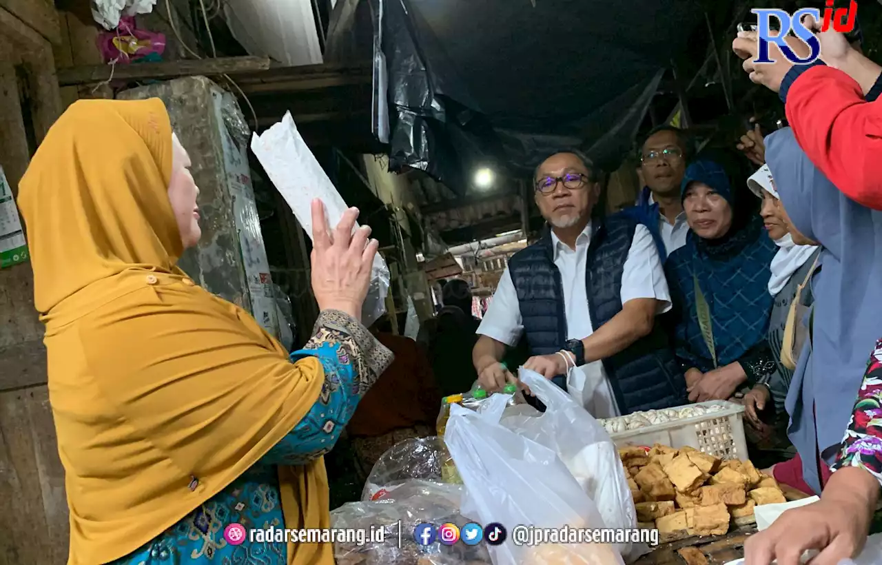 Sidak Pasar Sukorejo, Mendag Zulkifli Hasan Pastikan Stok Bahan Pokok di Kendal Aman