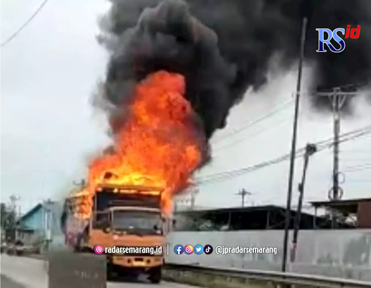 Truk Fuso Muatan Kasur Ludes Terbakar di Jalan Pantura Sayung