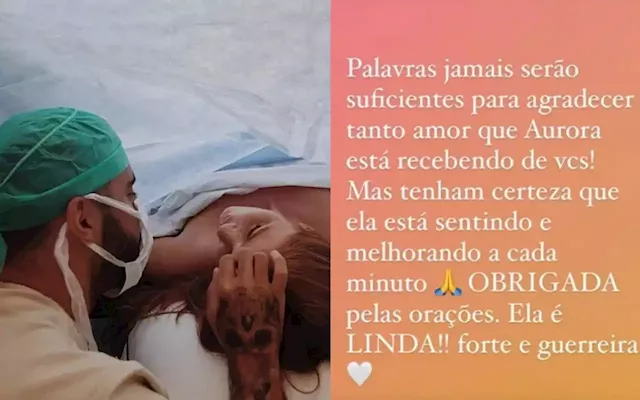 Pedro Scooby posta com Cintia Dicker no hospital, onde acompanham cuidados  com Aurora