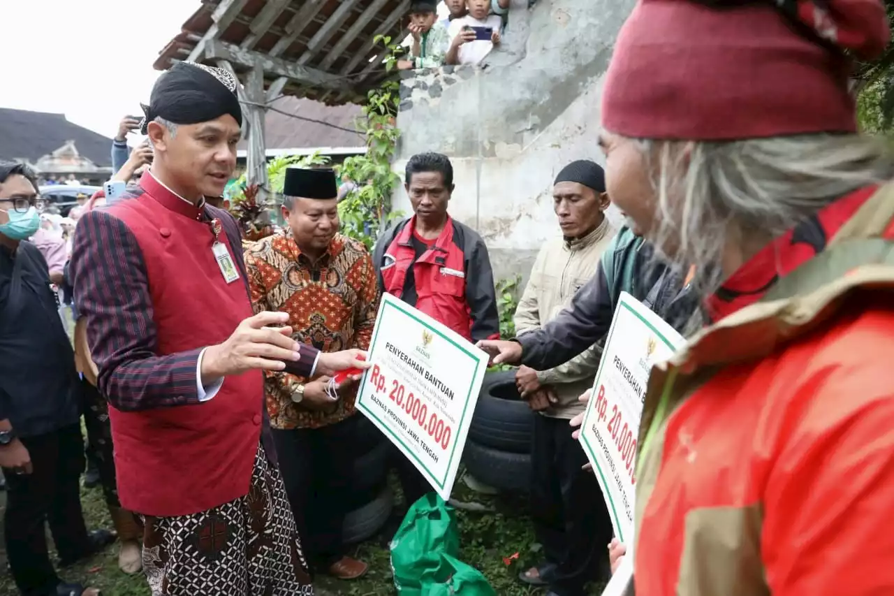 Peringati HUT PDIP, Ganjar Perbaiki Rumah 50 Kader yang Tak Layak Huni