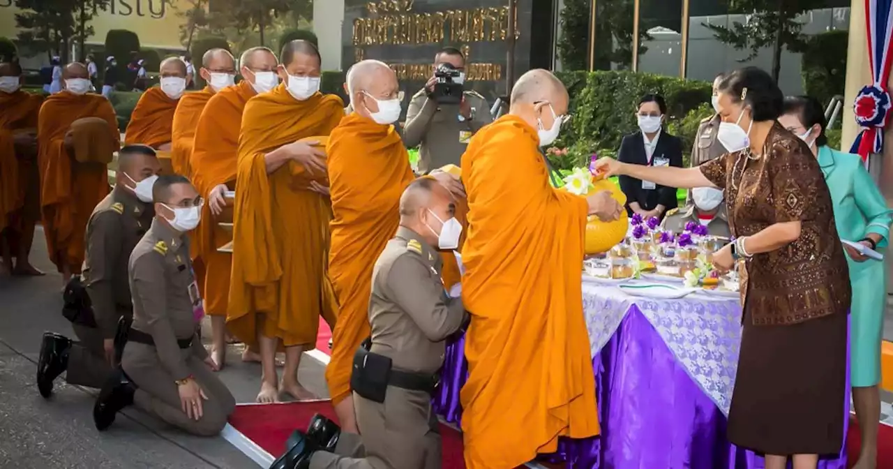 'กรมสมเด็จพระเทพฯ' ทรงบาตร เนื่องในโอกาส ส่งท้ายปีเก่า ต้อนรับ ปีใหม่ 2566