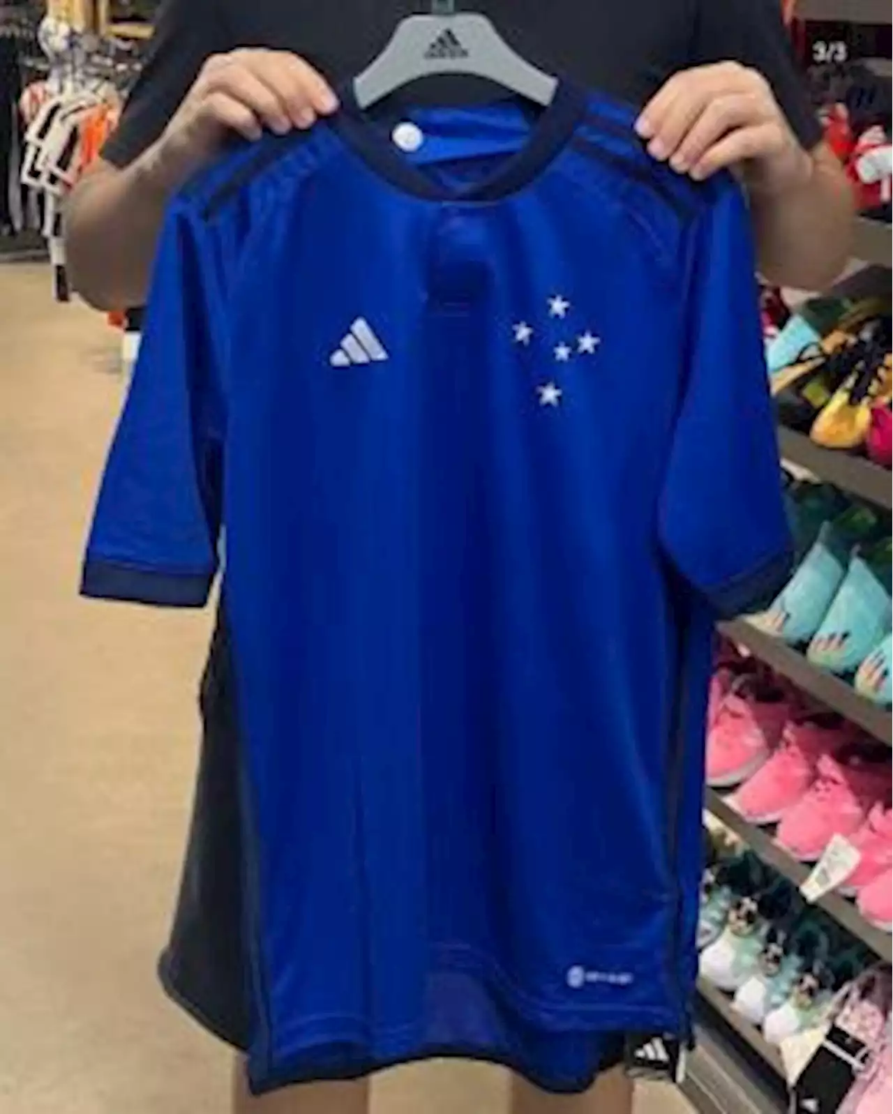 Vaza nova camisa do Cruzeiro para 2023 nas redes sociais