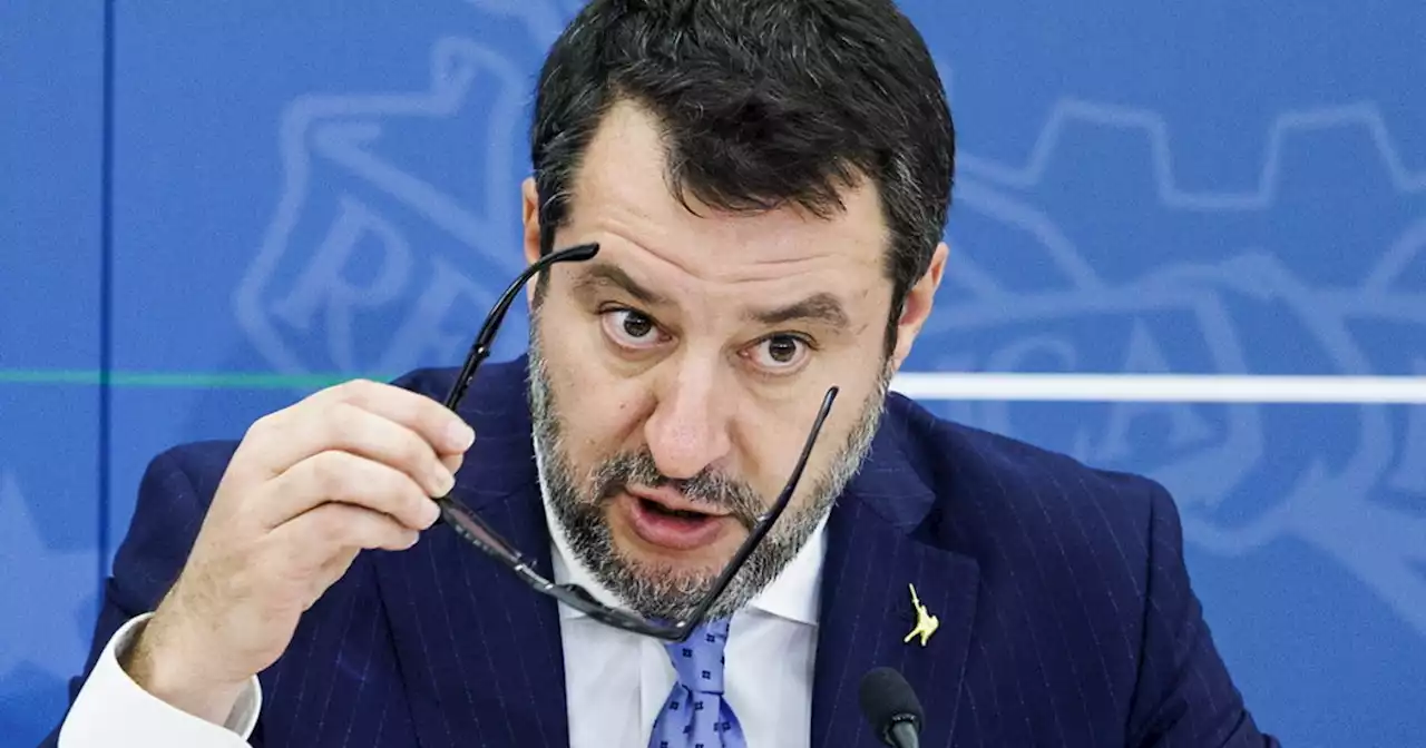 Salvini, pugno di ferro sulle ong: 'Leggevo, molti scandalizzati'