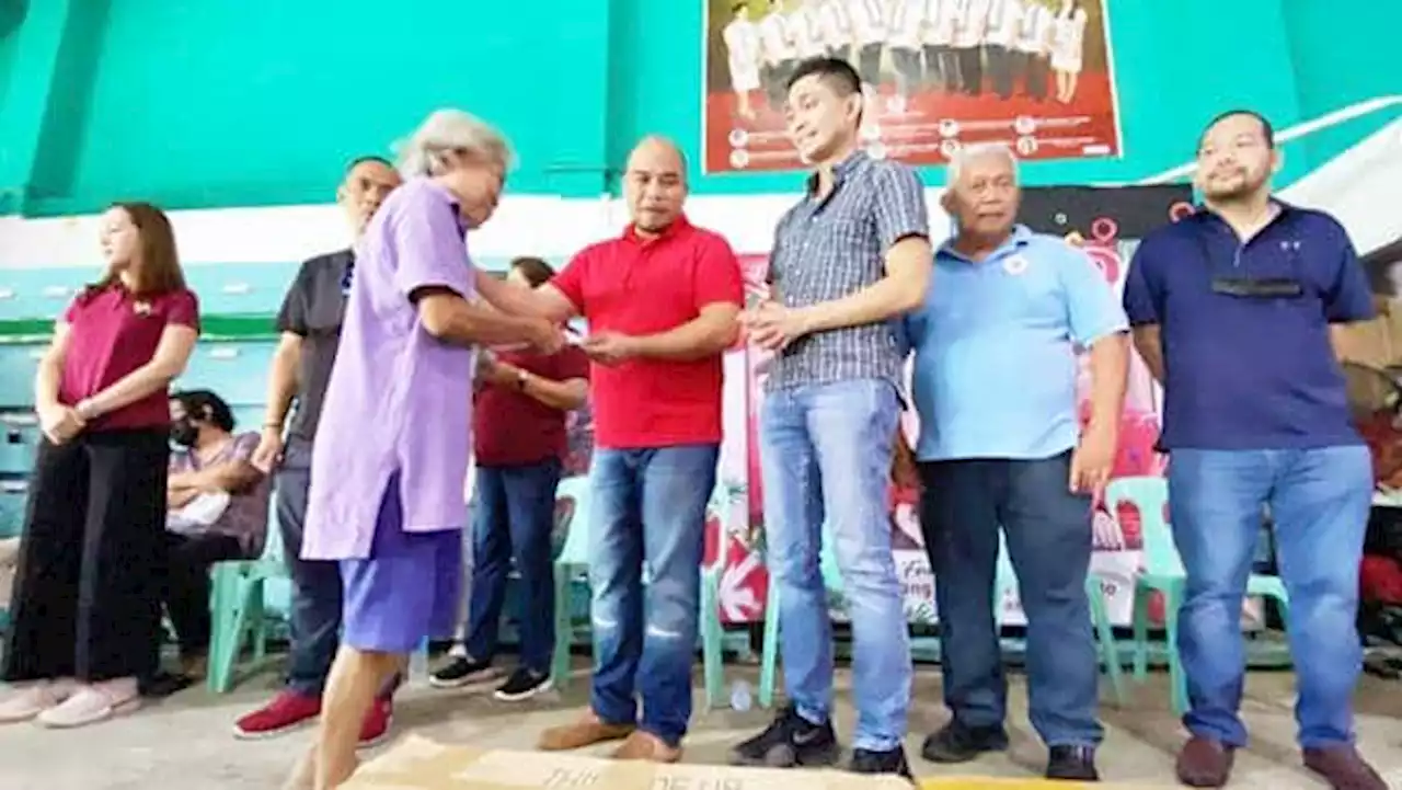 Bohol governor distributes P10,000 aid to fire victims on 45th birth anniversary