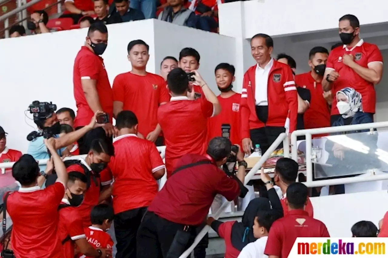 Foto : Senyum Jokowi Layani Permintaan Foto Bersama Suporter saat Indonesia vs Thailand | merdeka.com