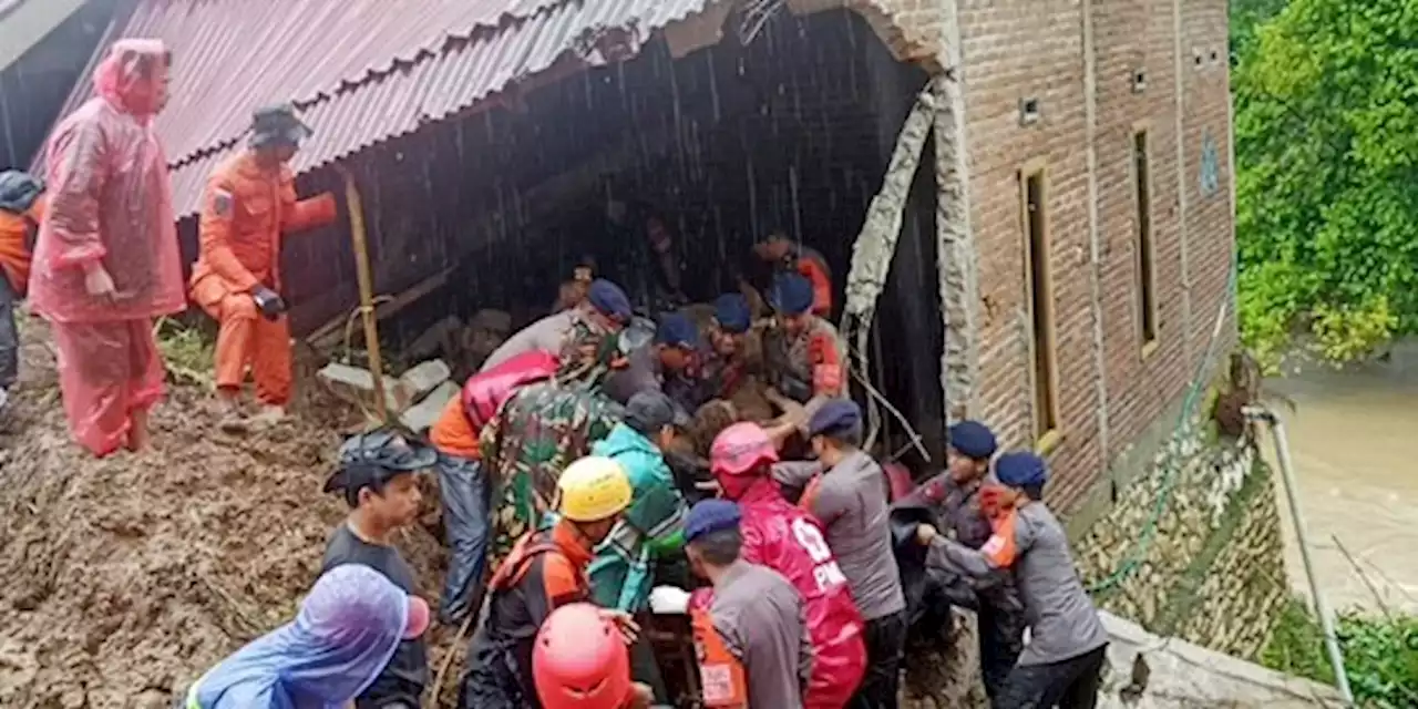 Tanah Longsor di Cenrana Maros, Lima Warga Belum Ditemukan | merdeka.com