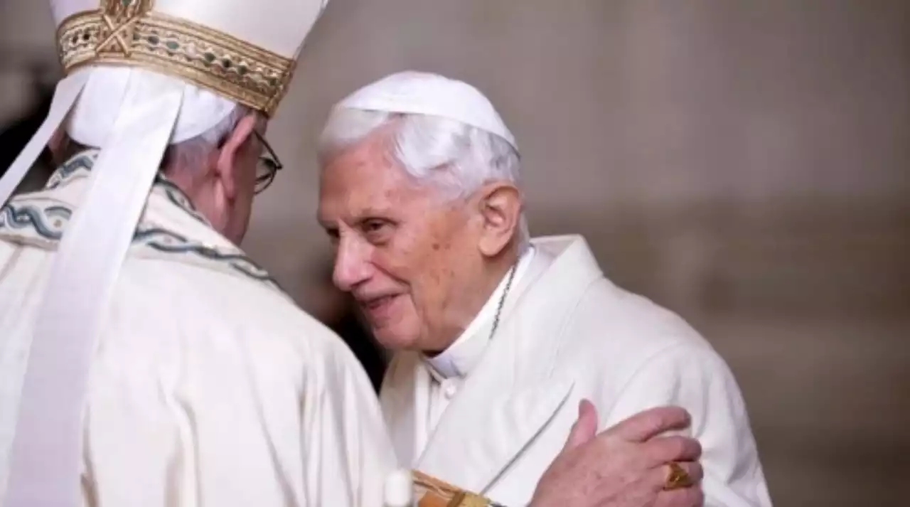 Benedicto XVI sigue estable y ha pasado la noche asistido por los médicos