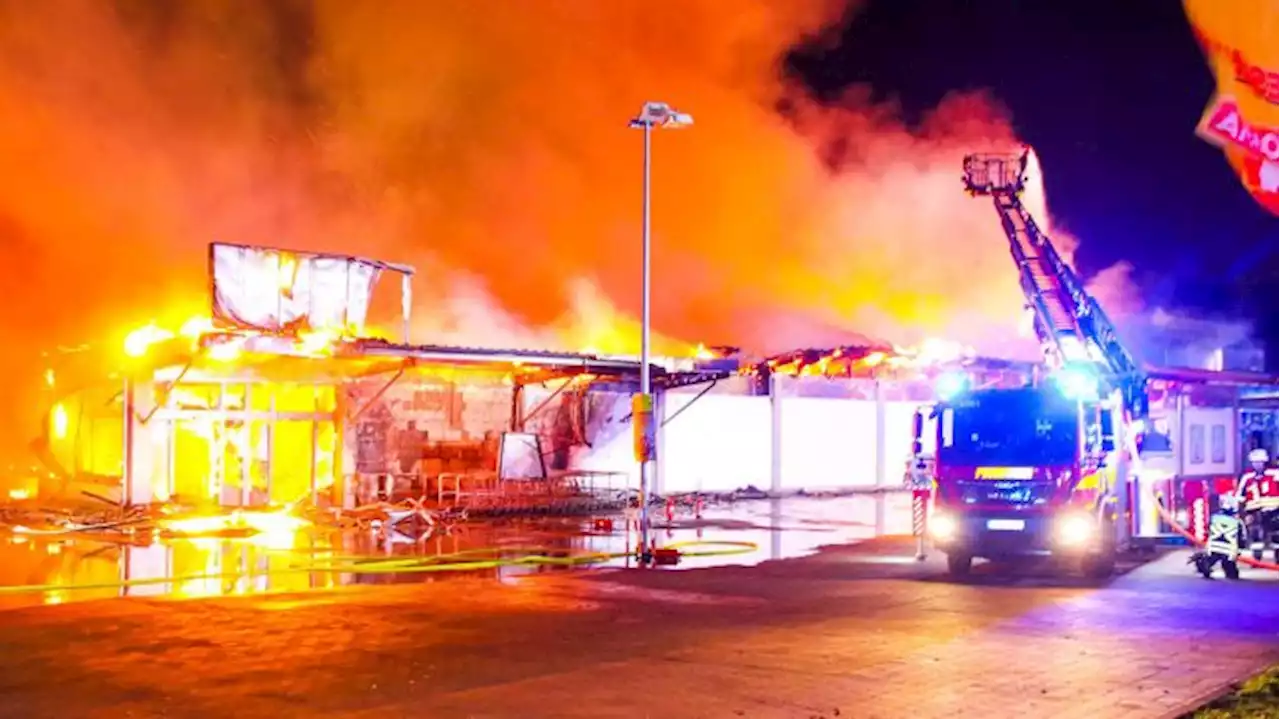 Supermarkt in Bergfelde niedergebrannt - Feuerwehr wässert Feuerwerk