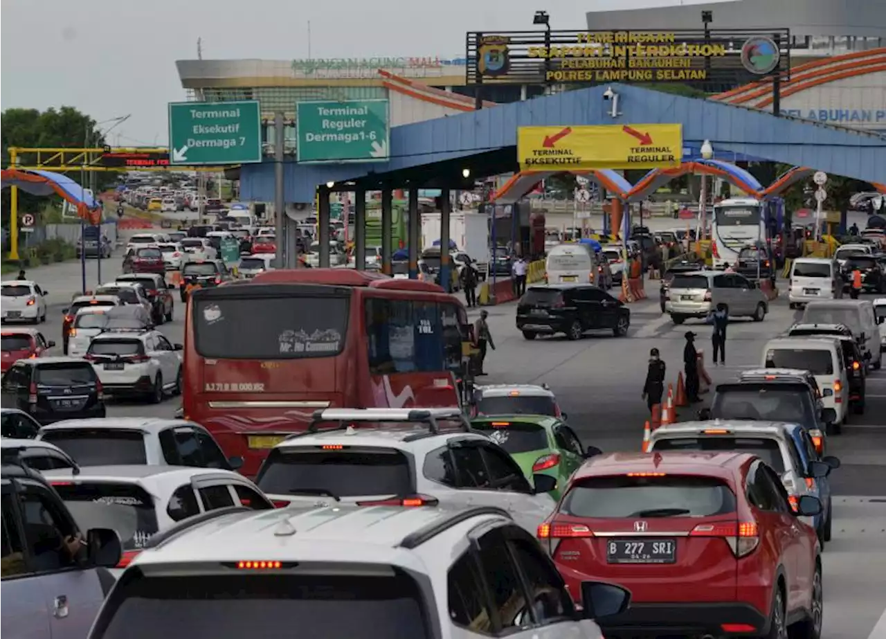 Cuaca Ekstrem, ASDP Bakauheni Lampung Sarankan Menyeberang Siang Hari |Republika Online