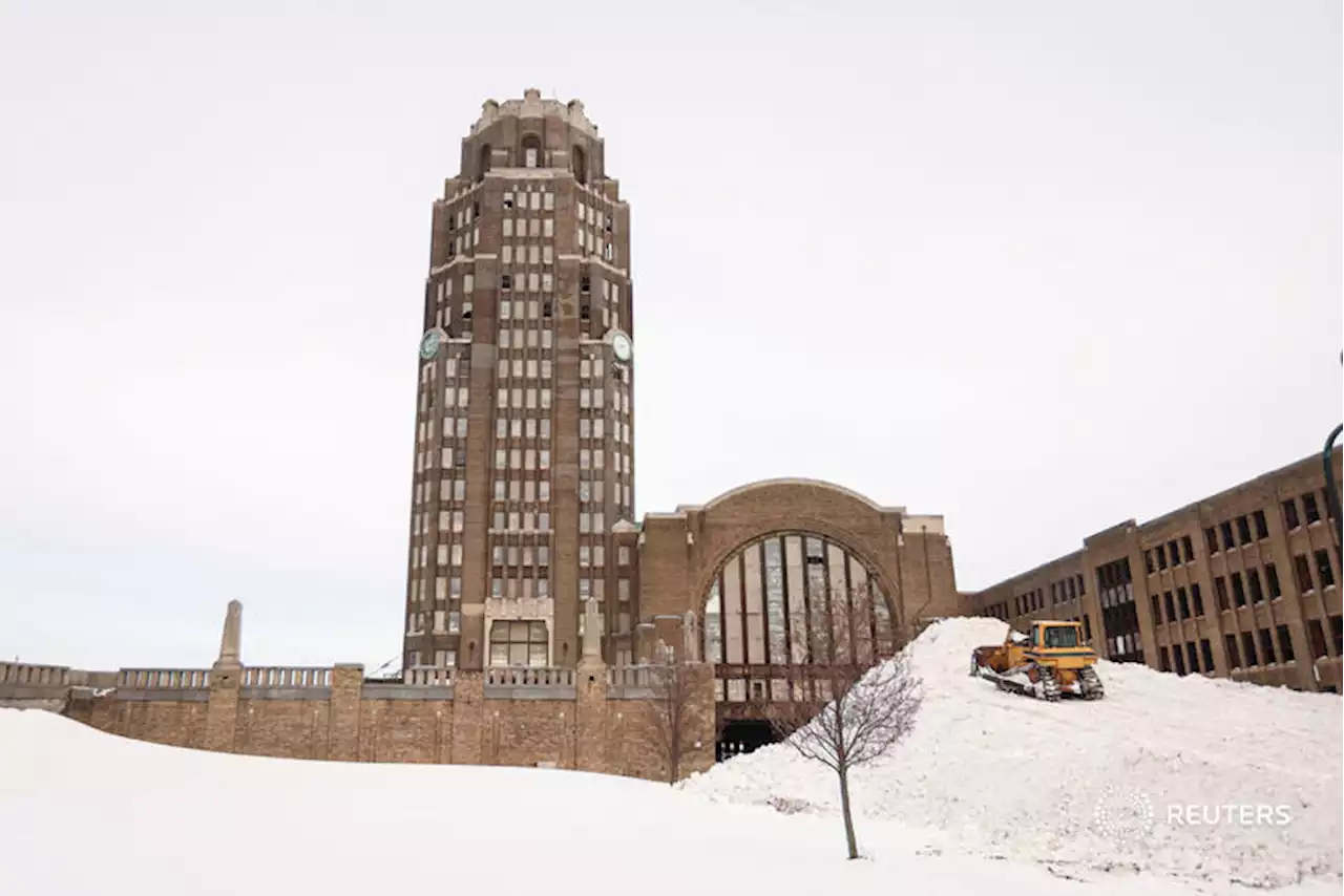 As thaw from Buffalo's deadly blizzard begins, troops check for more victims