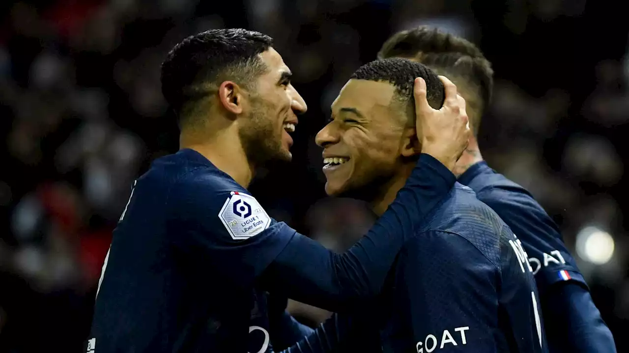 PSG-Strasbourg: Hakimi a brandi le maillot de Mbappé face aux tribunes après son penalty