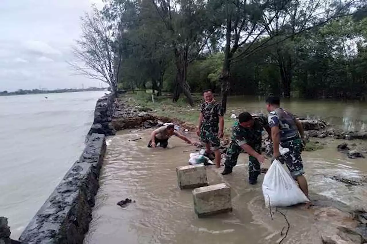 Dihantam Ombak 1,8 Meter, Tanggul Pantai Marina Semarang Jebol