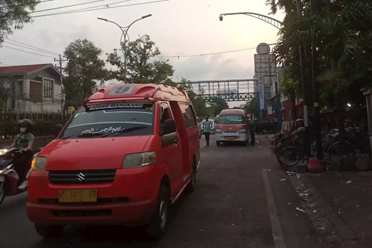 Nasib Sopir Angkot di Semarang, Minim Cuan saat Libur Nataru