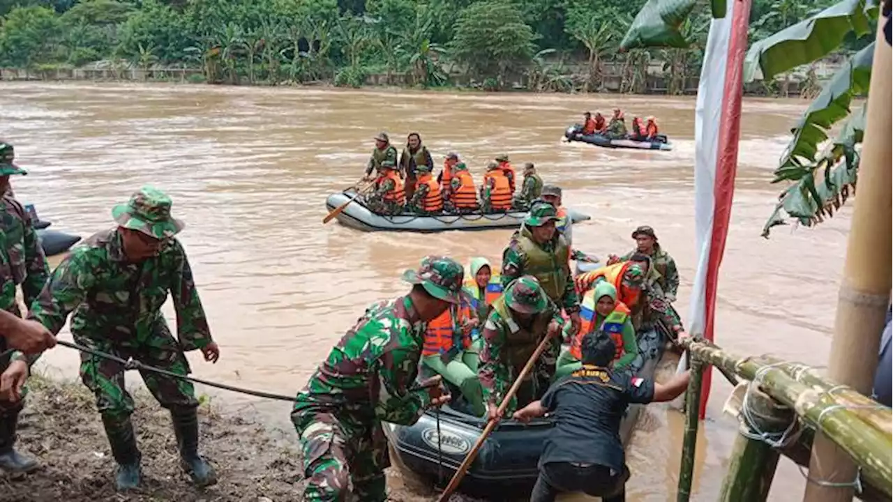 Susuri Sungai, Danrem Warastratama Tanam Pohon di Pinggiran Bengawan Solo