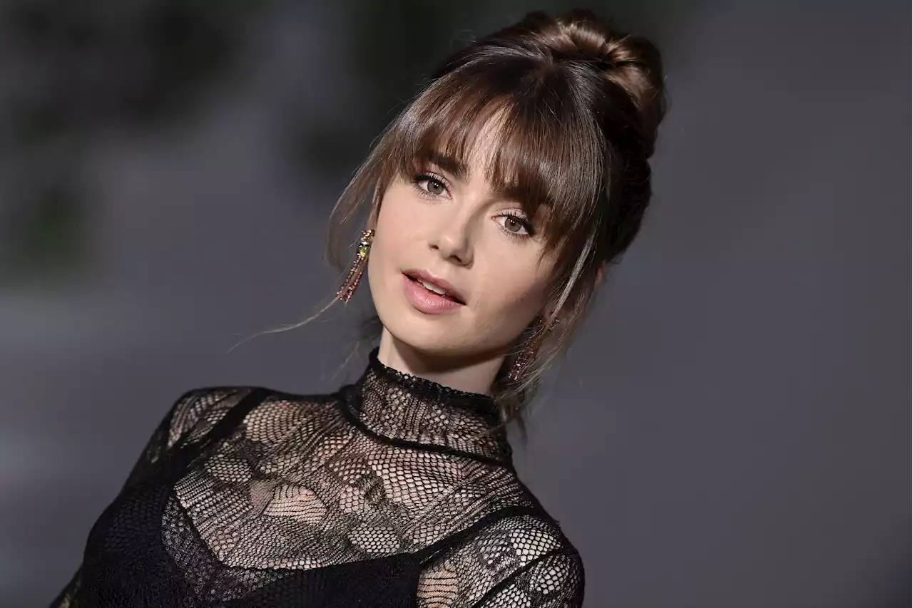 Lily Collins zeigt, wie ihr ikonischer Pony geschnitten wird