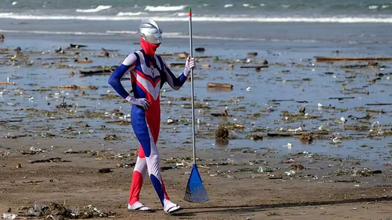 Aksi Ultraman Bersih-bersih Sampah di Pantai Kuta