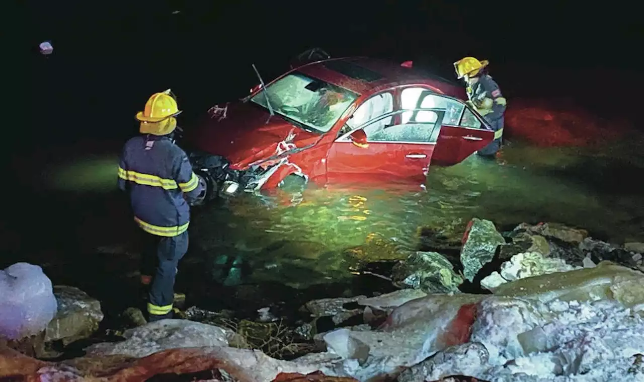 Car crashes into Okanagan Lake, occupants rescued