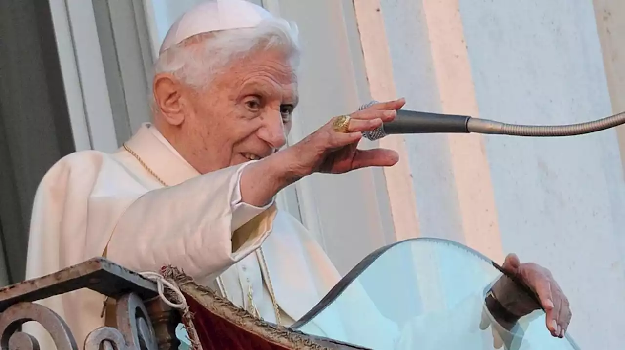 Benedicto XVI sigue estable y pasó la noche asistido por los médicos