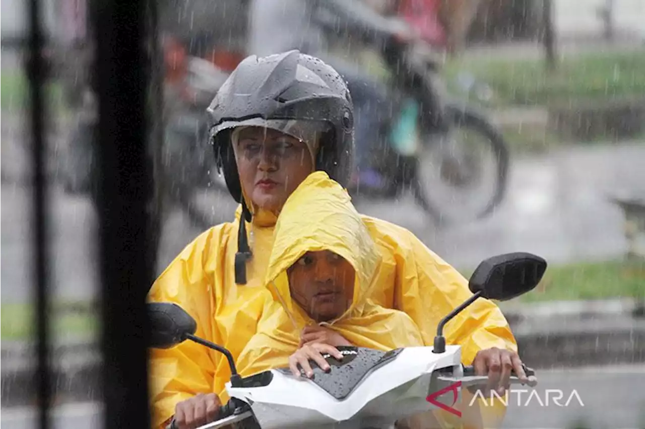 BMKG prakirakan hujan lebat guyur sebagian besar wilayah Indonesia