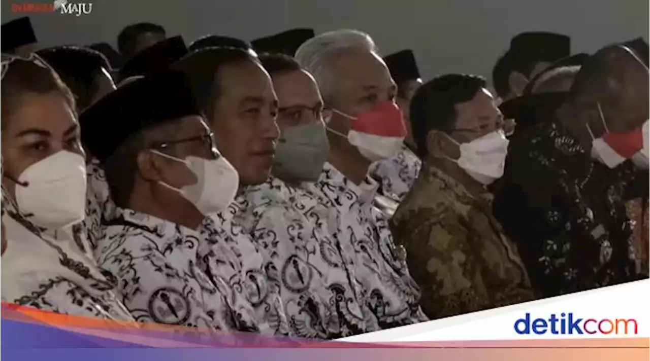 Ganjar: Terima Kasih Pak Jokowi Pakai Baju PGRI