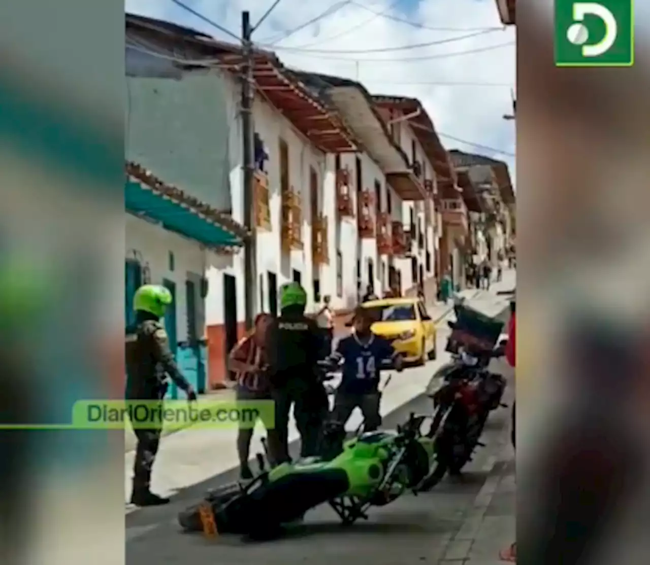 Video: en Abejorral, ciudadano se enfrentó a machete con dos policías