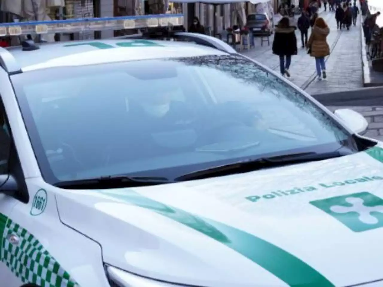 Incidente mortale, auto si ribalta e muore donna di 30 anni