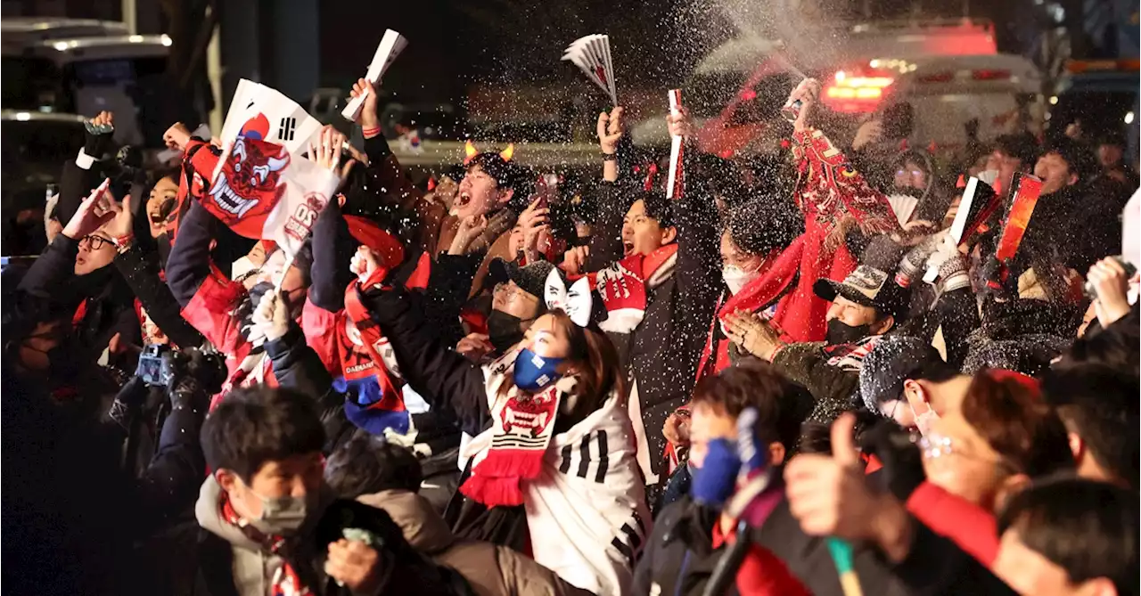 황희찬 골 넣자 여친 번쩍 안아올렸다...뒤집어진 광화문 광장 (영상) | 중앙일보