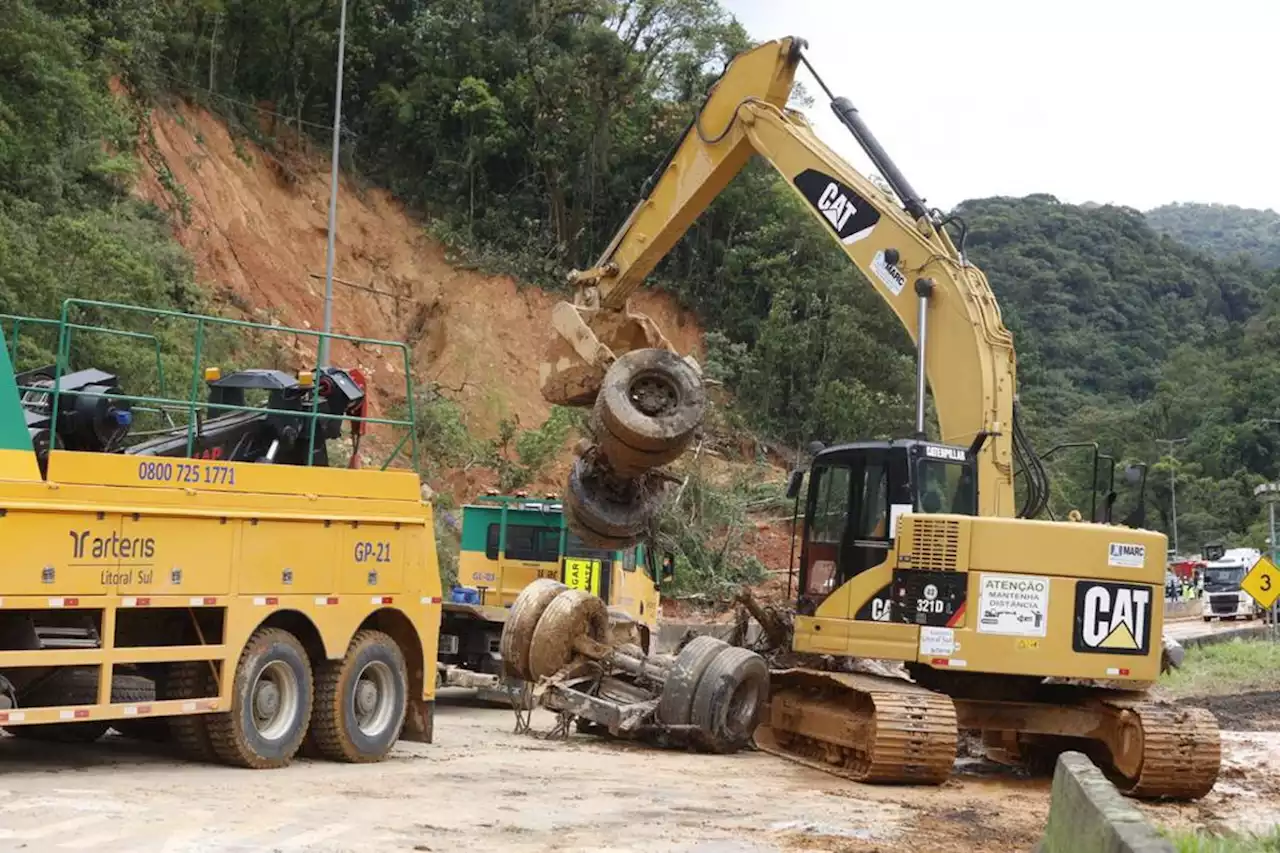 Bombeiros encerram buscas em deslizamento na BR-376, no Paraná