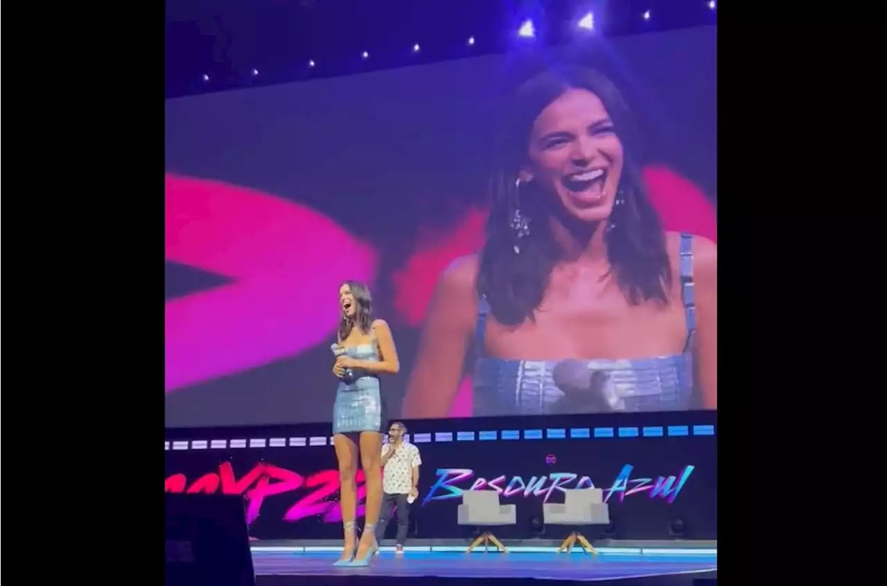 Bruna Marquezine e Xolo Maridueña surgem de surpresa na CCXP22 para divulgar ‘Besouro Azul’